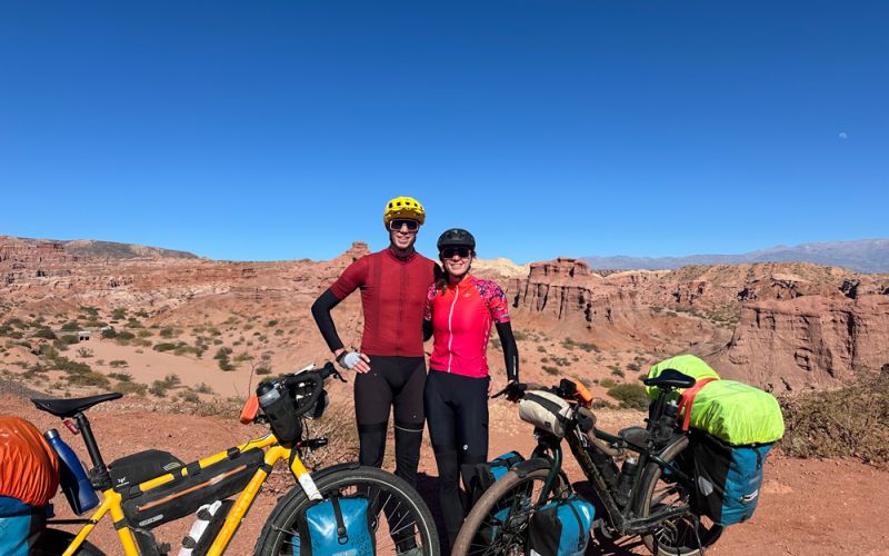 Robbert en Emma fietsen op hun Cross Lites van Zuid-Amerika naar Canada