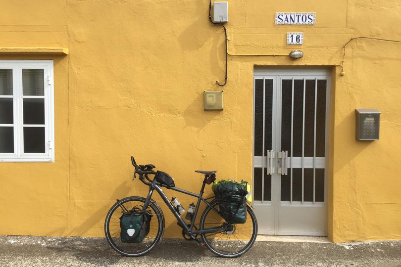 Santos Cross Lite yellow wall