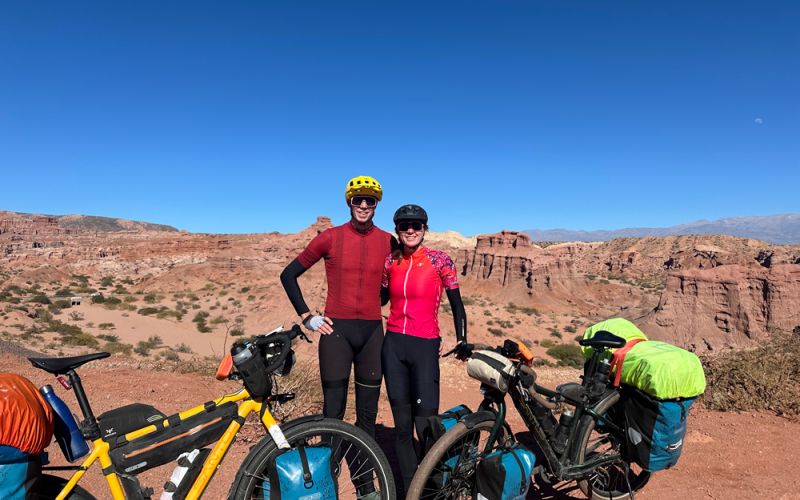 Robbert en Emma fietsen op hun Cross Lites van Zuid-Amerika naar Canada